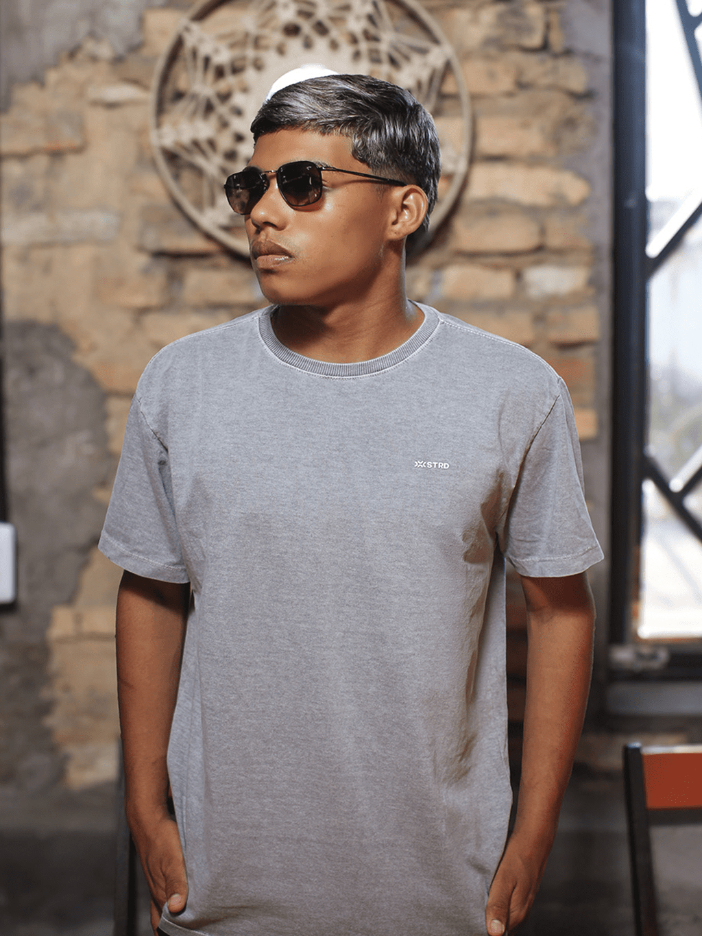 Camiseta Regular Estonada Cinza